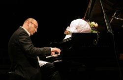 Wodek Pawlik podczas solowego recitalu w Sali Koncertowej im. Lutosawskiego w Warszawie (2007)